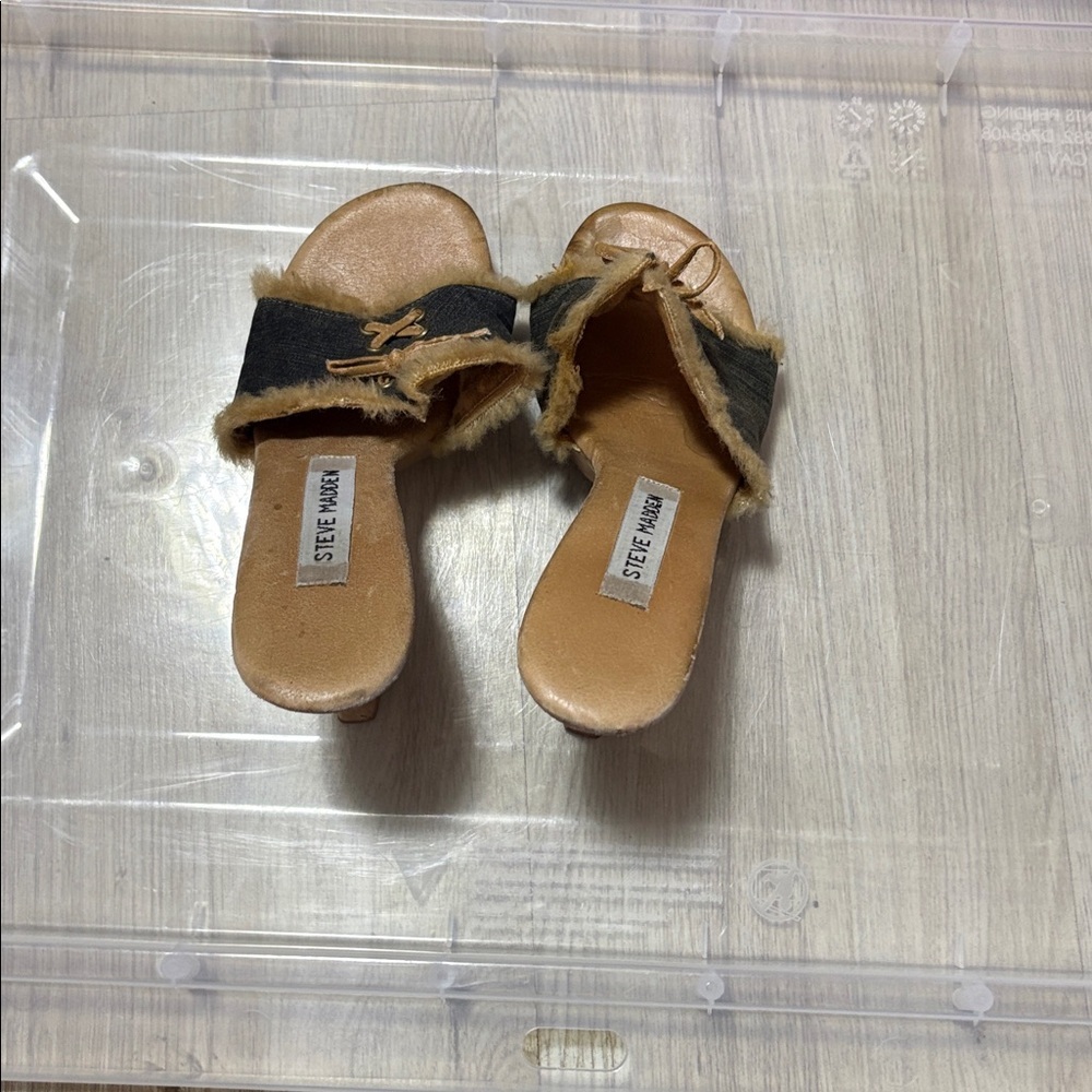 Steve Madden Black and Tan Mules with Fur Trim - Picture 4 of 4